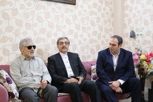 دیدار فرماندار،شهردار،معاون فرماندار و هیات همراه با آقای گلزاری از جانبازان دفاع مقدس در آستانه دهه مبارک فجر انقلاب اسلامی